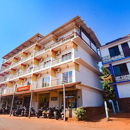 Fabexpress The Voyage Hotel Morjim Exterior photo