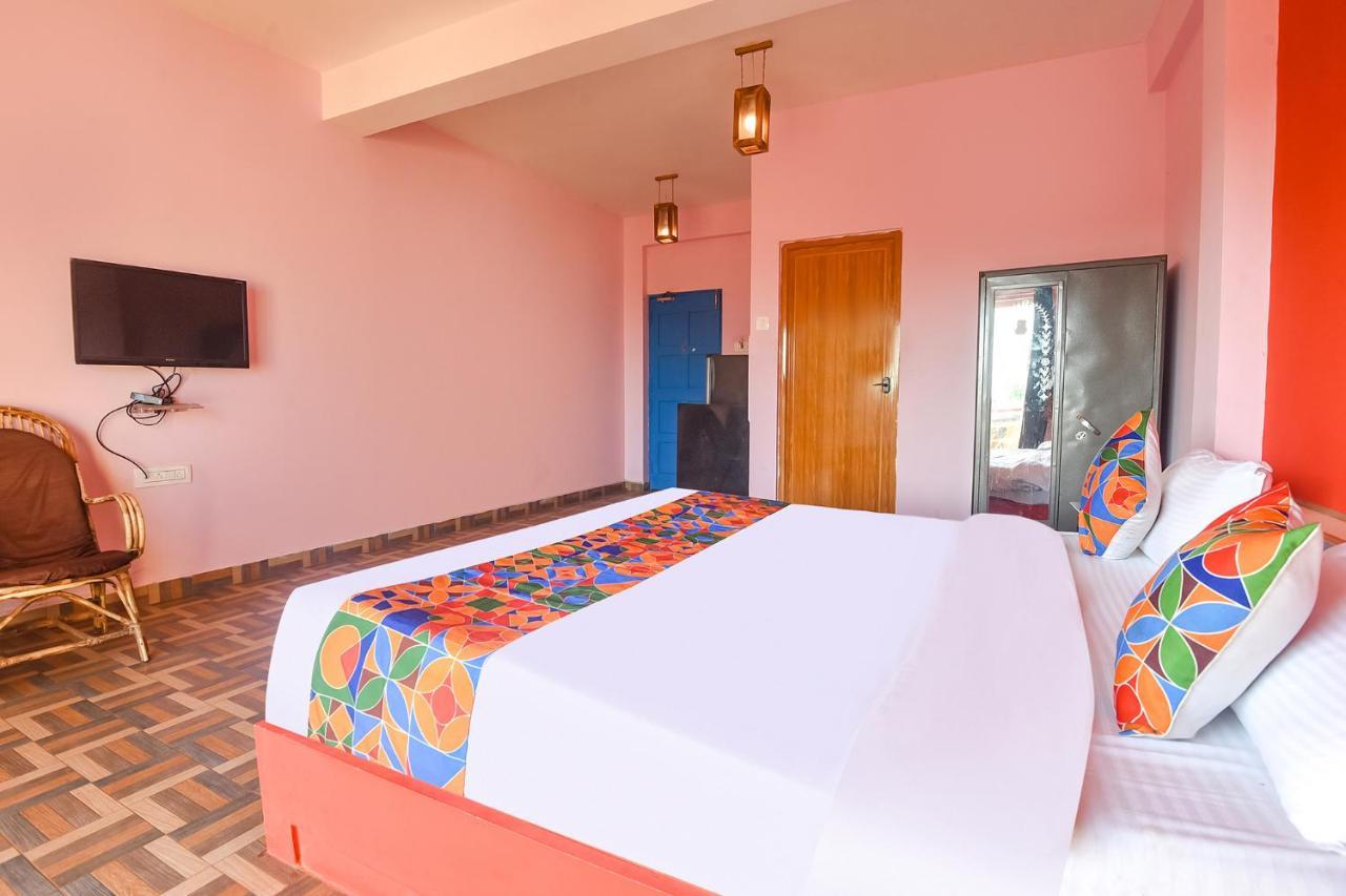 Fabexpress The Voyage Hotel Morjim Exterior photo